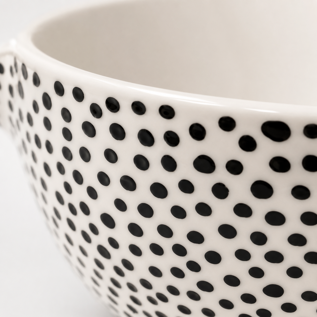 House of Elegance Hub Large Ceramic Serving Bowl with Pour Spout | 23 cm Porcelain Salad Bowl | Modern Black Dot Design Mixing Bowl for Salad, Fruits, Pasta, Snacks & Soup | Microwave Safe